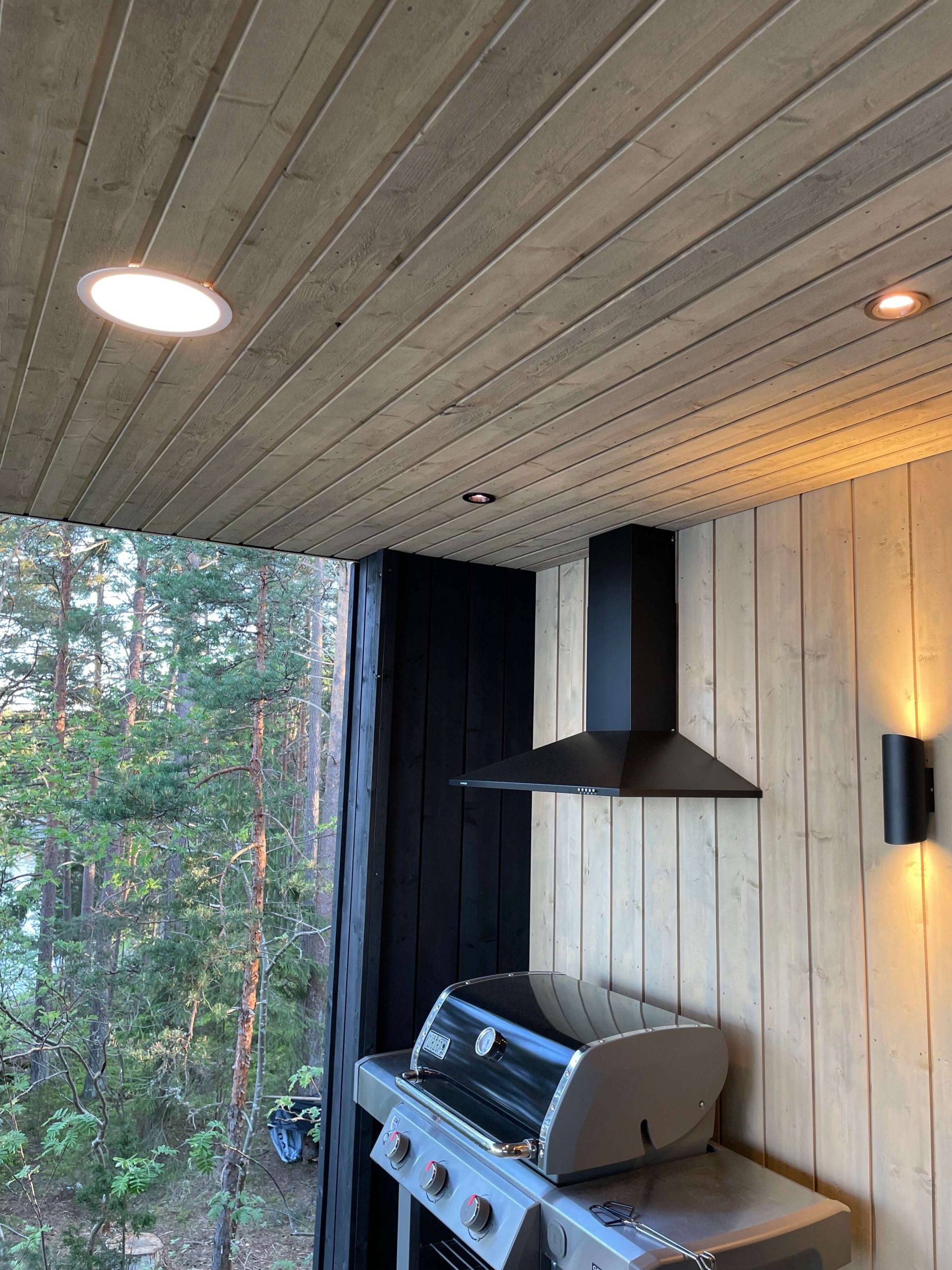 Eclairage de la cuisine d'été avec spots 023, plafond et lampes Viisto 2 noires.