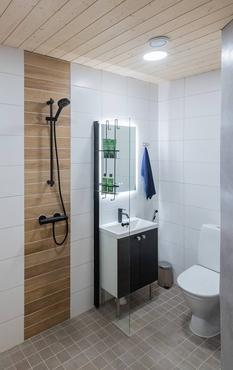 Les luminaires PLAFOND et le miroir HALO sont réglés pour une température de couleur froide.