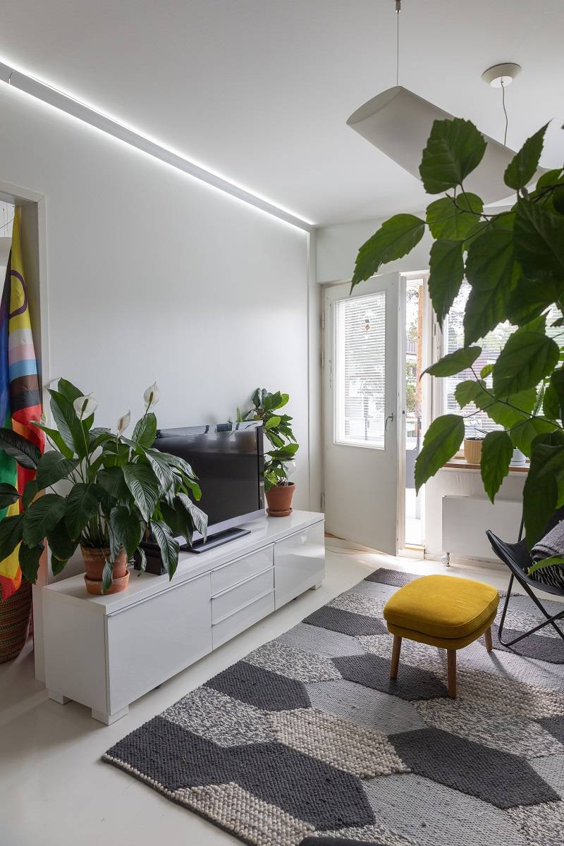 Profilé à leds éclairé dans les deux sens au plafond d'un salon.
