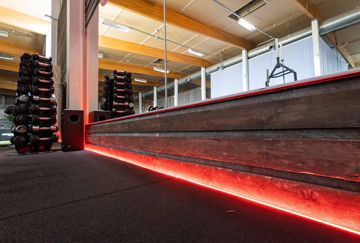 La bande de LED RVB est installée dans le sol du hall.