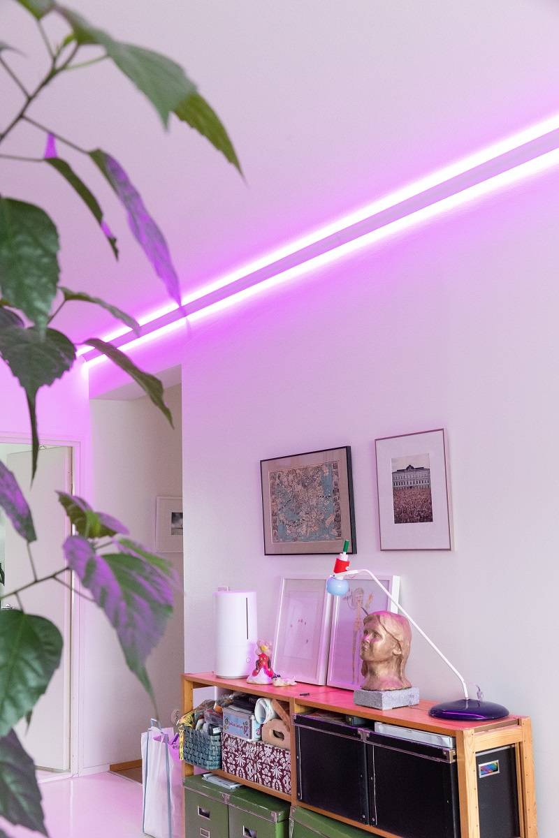 La bande de LED RGB+CCT permet de changer facilement d'ambiance.