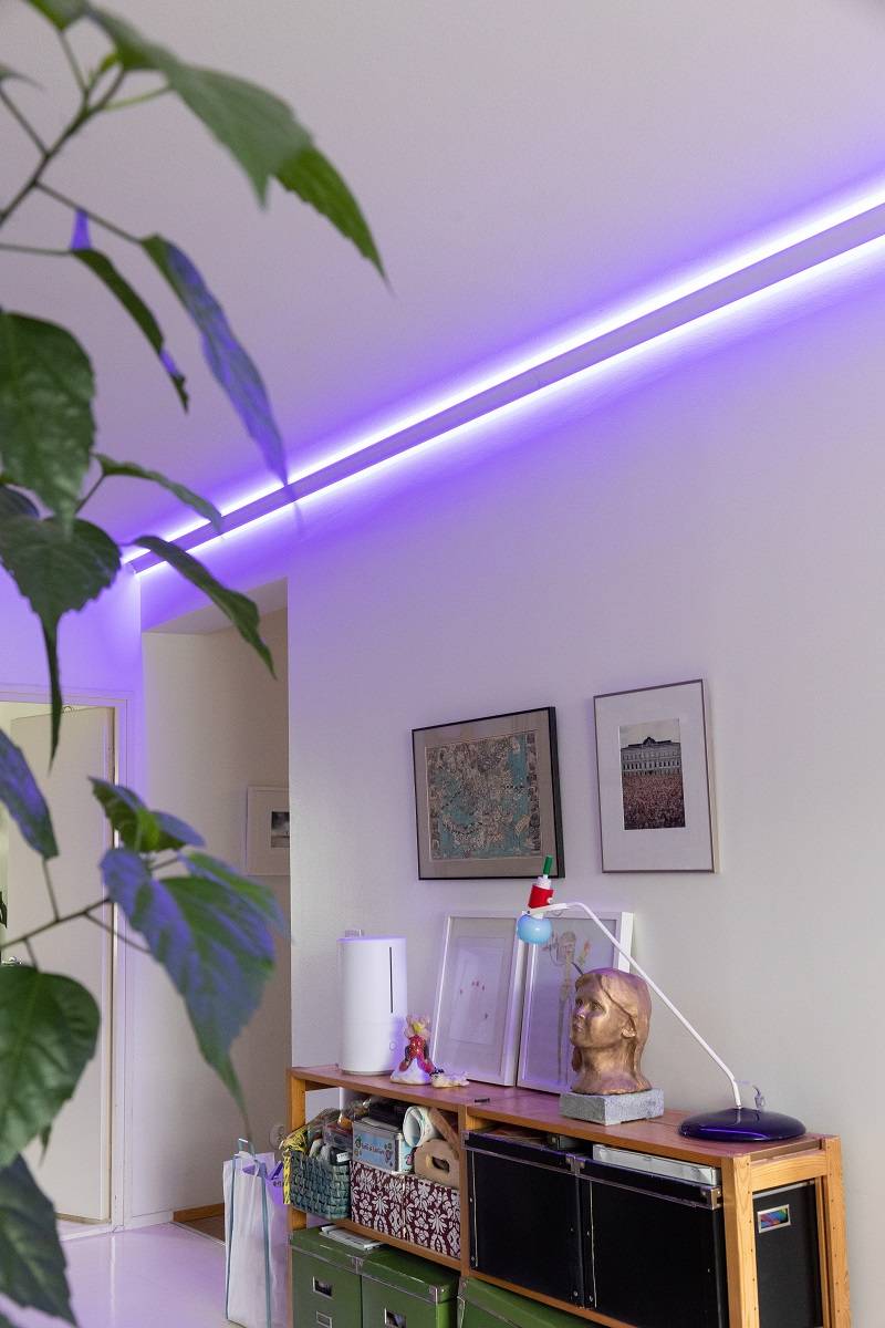 La bande de LED RGB+CCT permet de changer facilement d'ambiance.