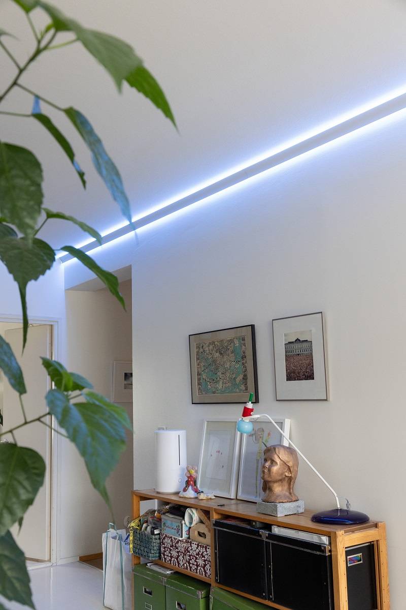 La bande de LED RGB+CCT permet de changer facilement d'ambiance.