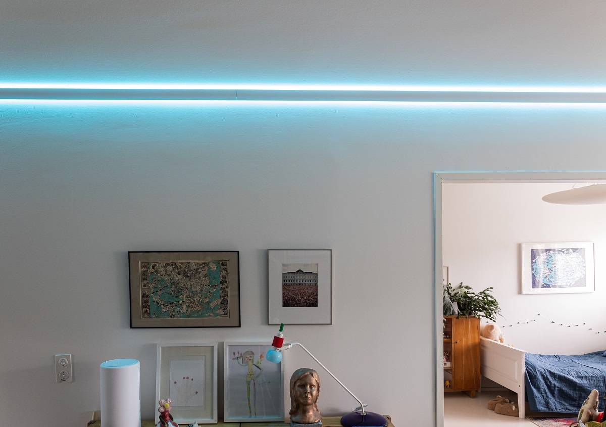Ruban de LED RVB+CCT en profil indirect à 3 arcs.