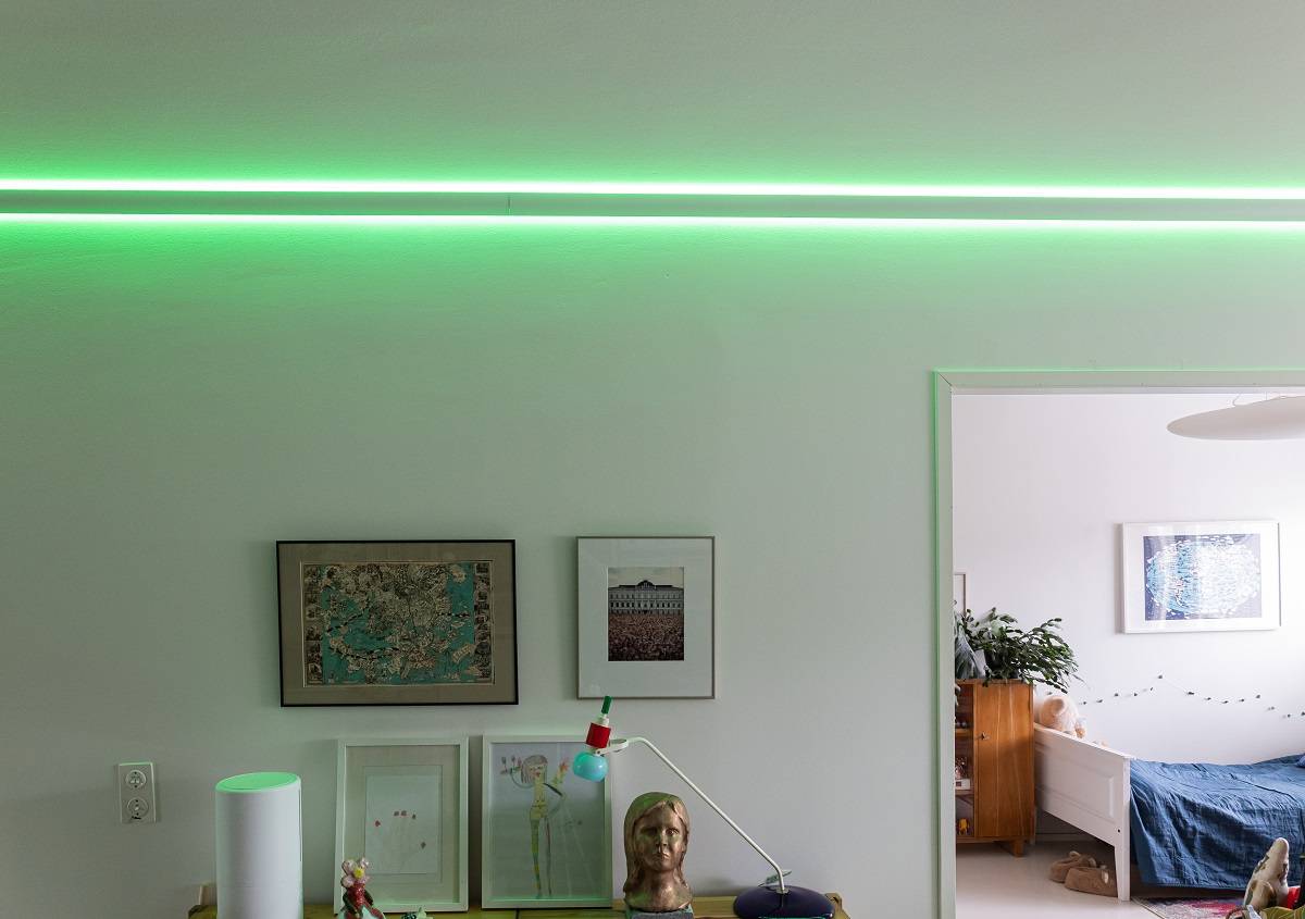 Bande LED RVB+CCT en profil indirect à 3 arcs.