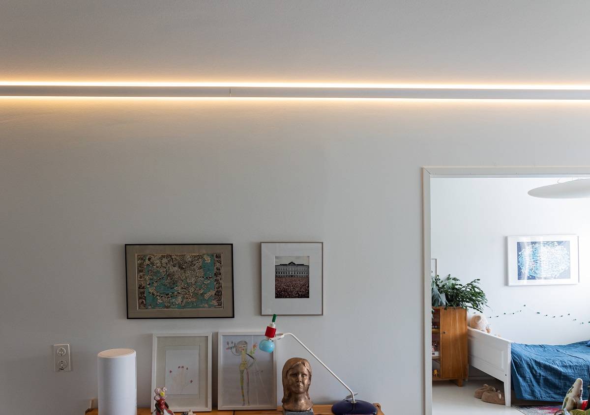 La bande de LED RGB+CCT avec profil indirect à 3 arcs donne beaucoup de lumière à l'espace