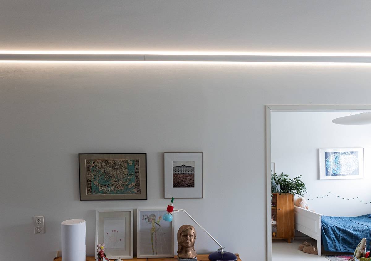 La bande de LED RGB+CCT avec profil indirect à 3 arcs donne beaucoup de lumière à l'espace