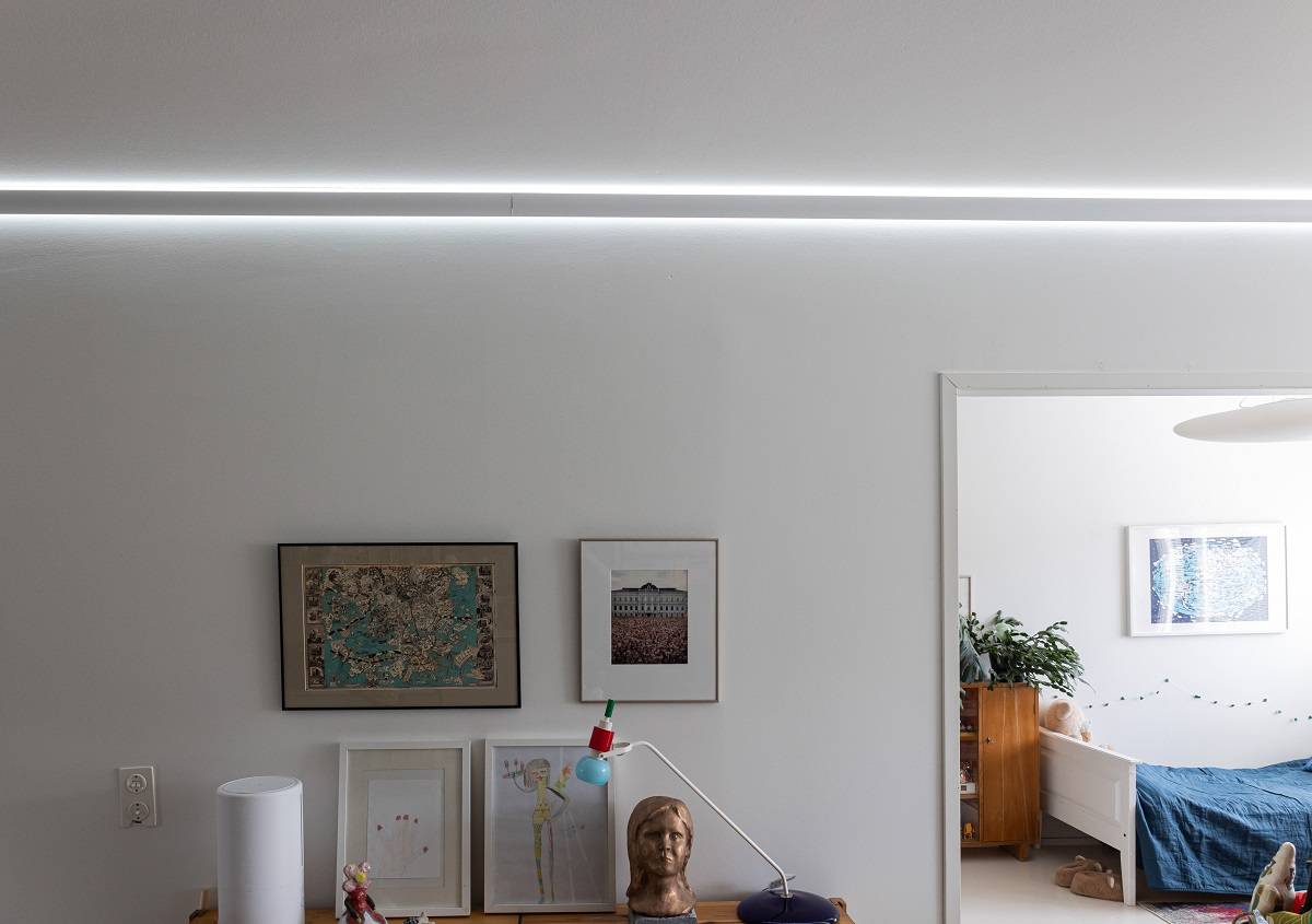 La bande de LED RGB+CCT avec profil indirect à 3 arcs donne beaucoup de lumière à l'espace.