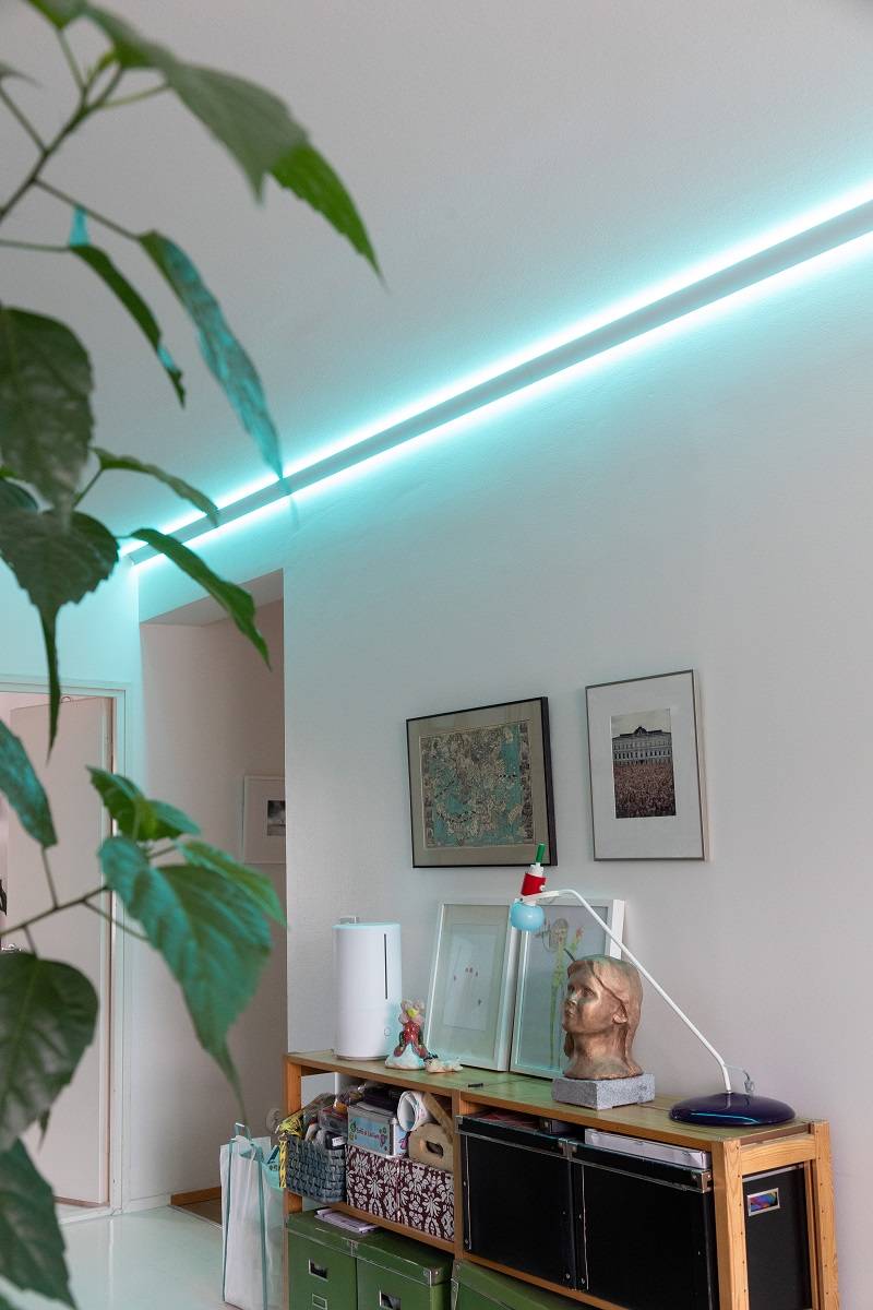 La bande de LED RGB+CCT permet de changer facilement d'ambiance.