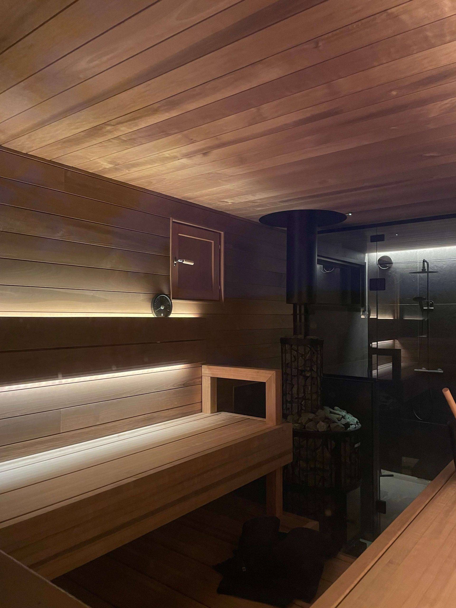Éclairage à l'arrière du sauna dans deux directions.