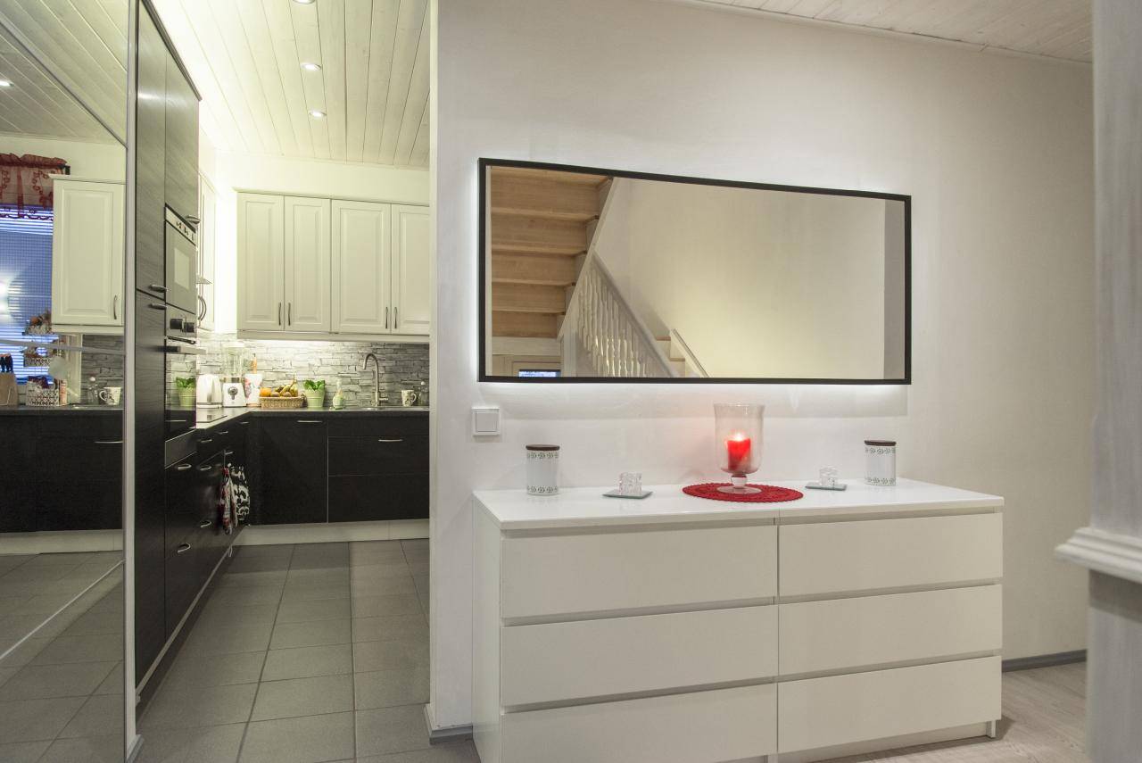 Un fond vert avec un carré blanc au milieu et le texte "LED STORE" en gras met en valeur les solutions d'éclairage efficaces sur le plan énergétique.