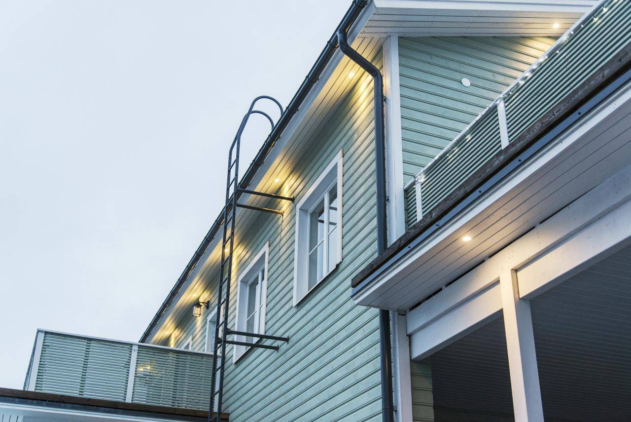 Un fond vert avec un carré blanc au milieu indiquant "LED STORE" en lettres blanches grasses.