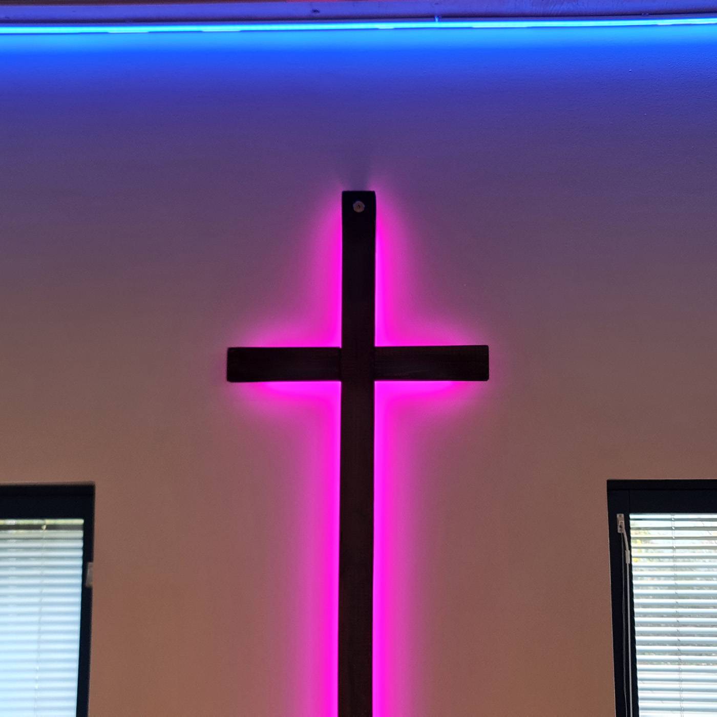 Croix d'église Tapiola éclairage RGB par ledstore.fi