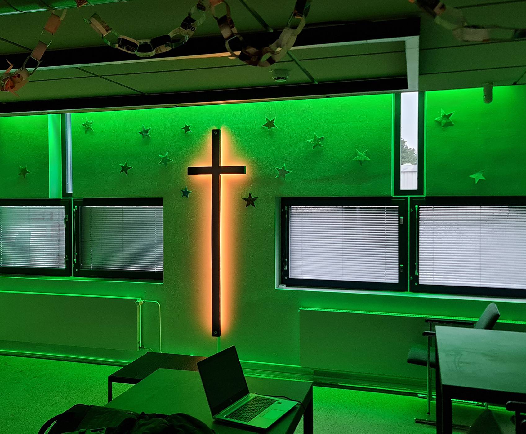 Croix d'église Tapiola éclairage RGB par ledstore.fi
