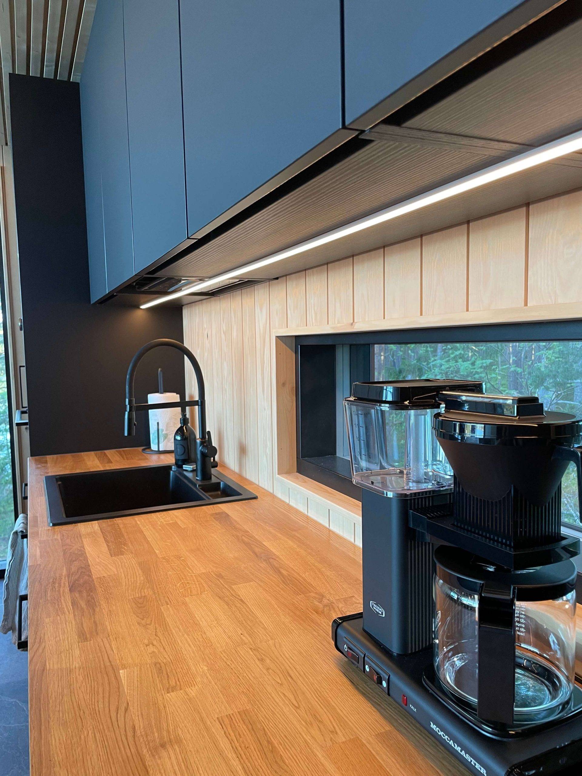 Eclairage du plan de travail de la cuisine par bande LED.