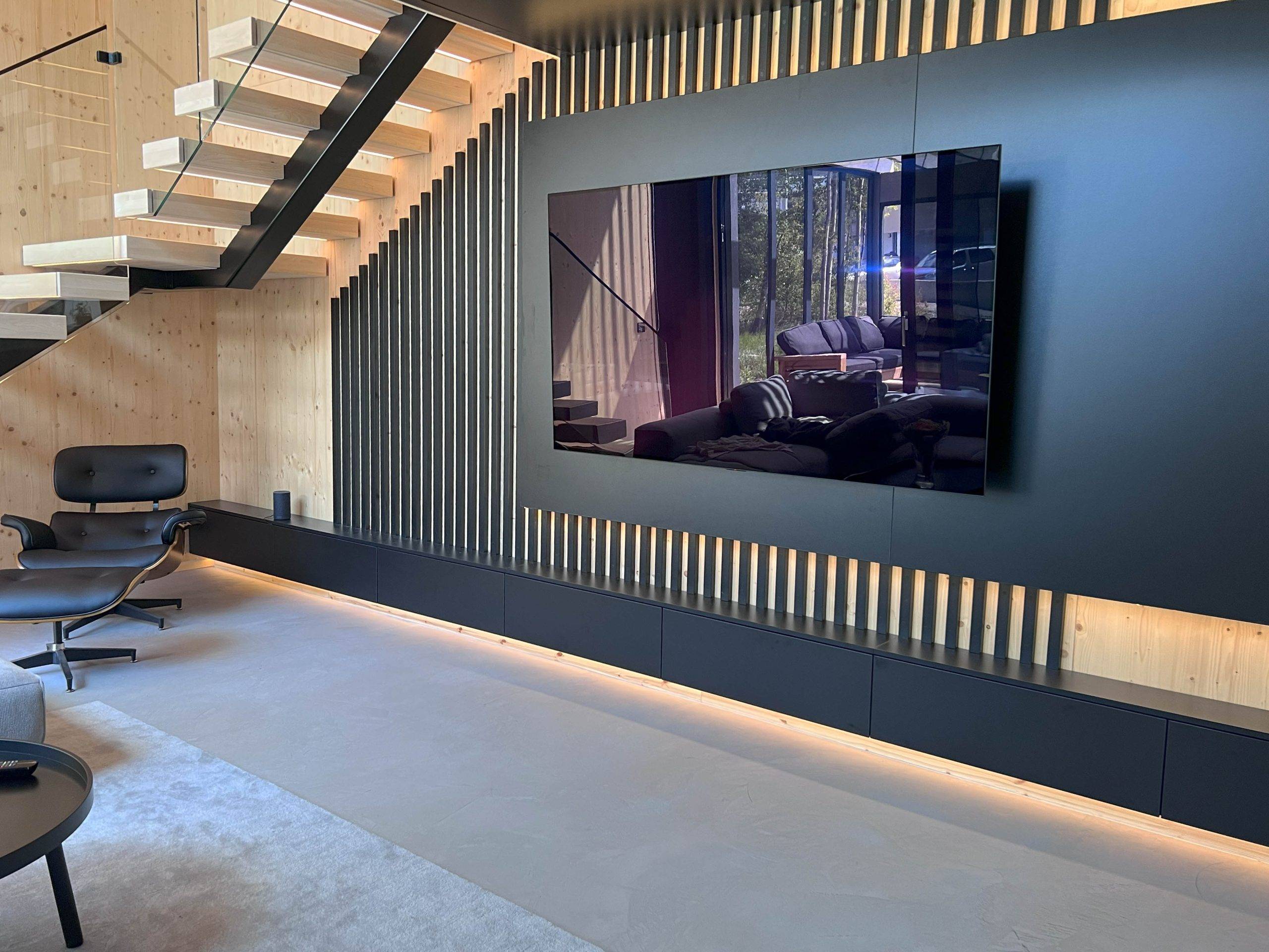 La lumière dans le coin TV crée une atmosphère chaleureuse.