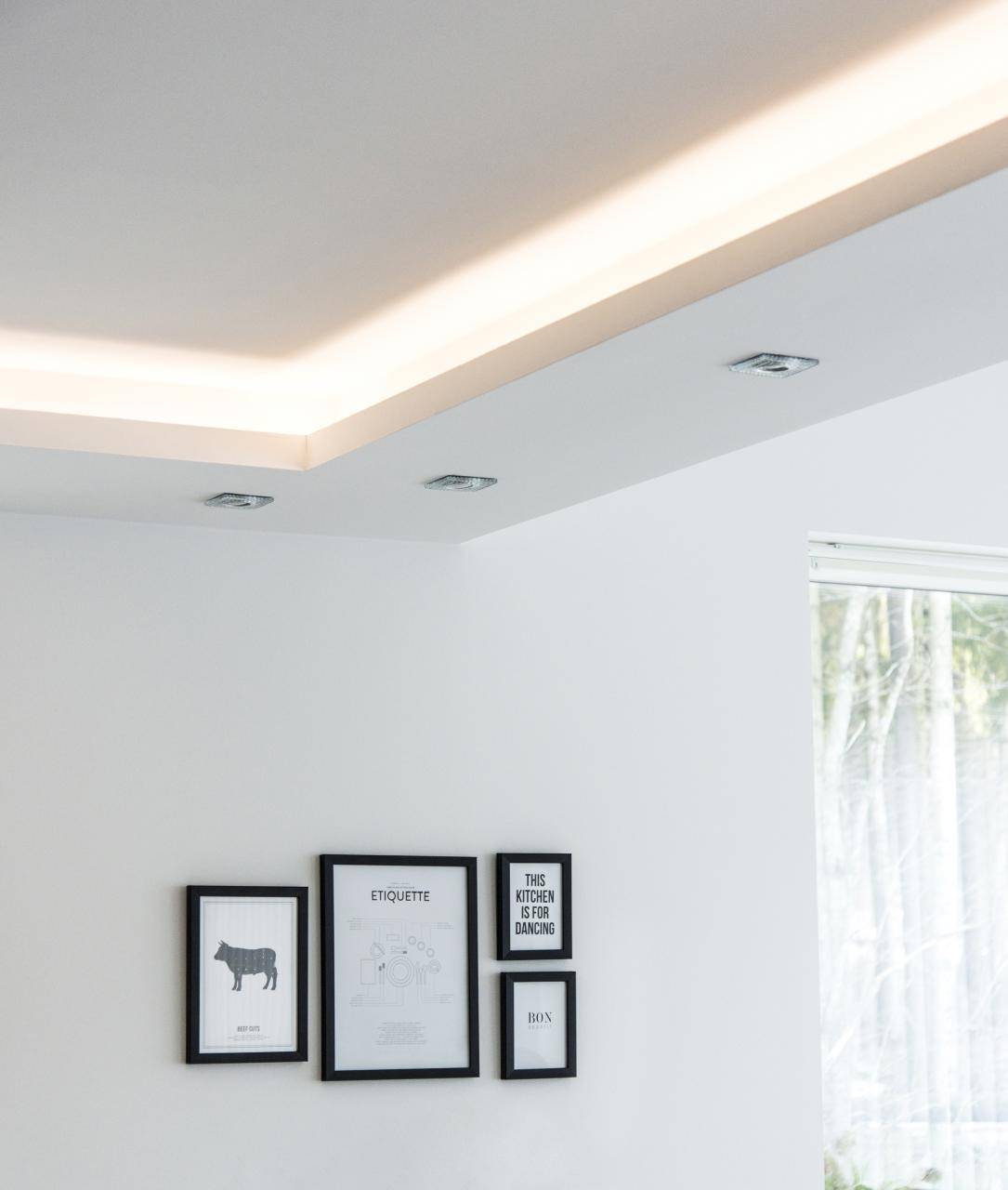 Fond vert avec un carré blanc au milieu et le texte "LED STORE" aligné verticalement en blanc.