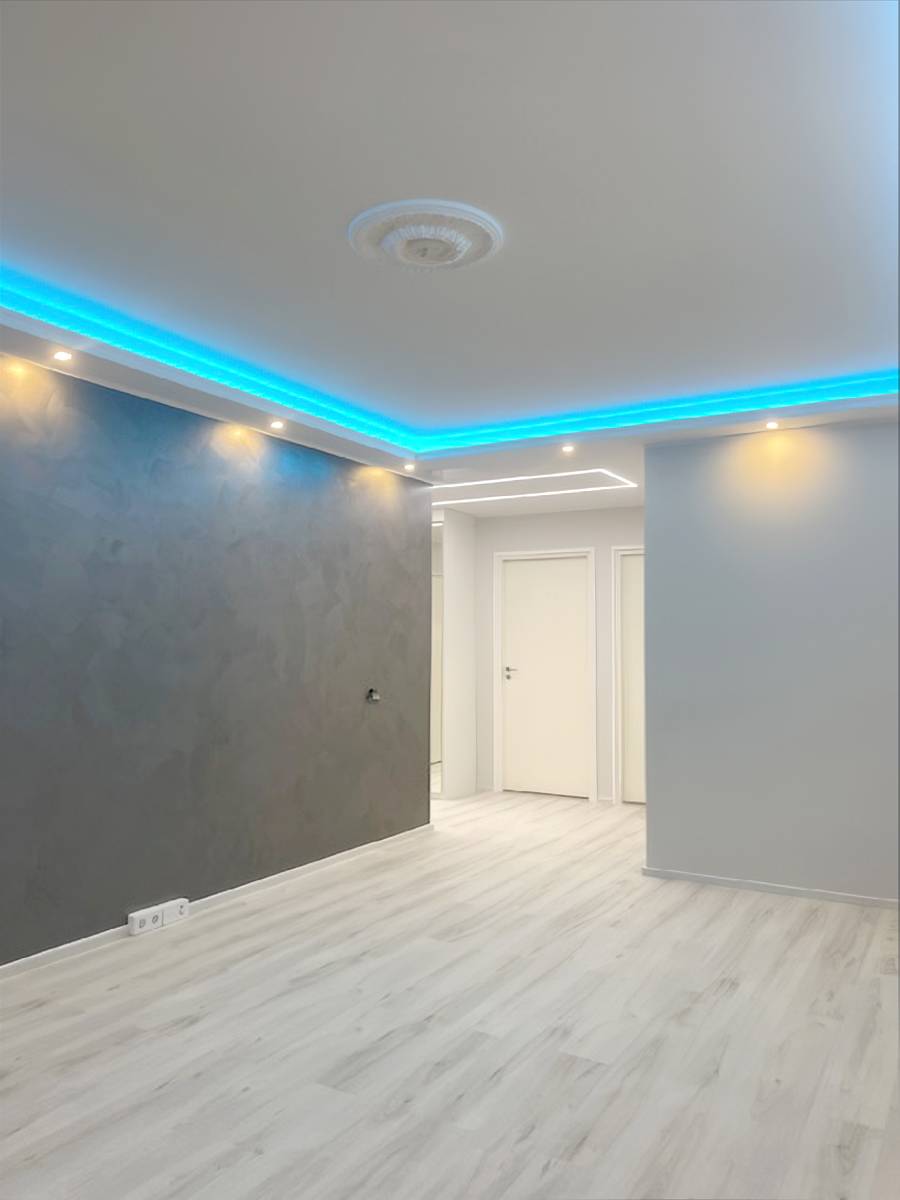 L'image montre un downlight avec une bande de LED RGB+CCT, qui produit une lumière bleue, entre autres choses.