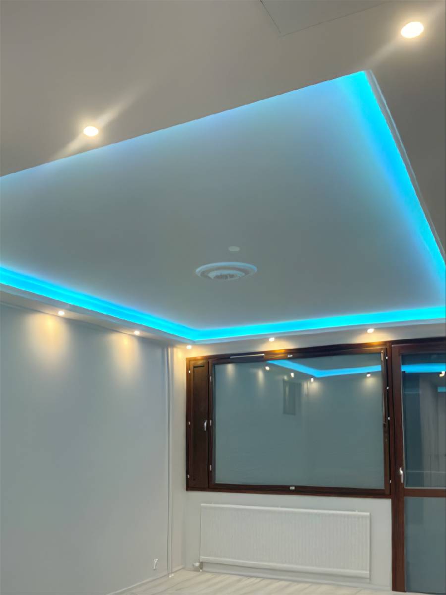 Eclairage général réalisé avec des spots à leds, avec des bandes lumineuses indirectes à leds.