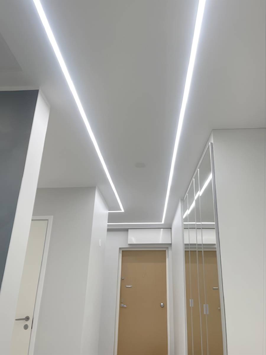 Bande lumineuse efficace et minimaliste créée avec un profilé d'aluminium encastré.